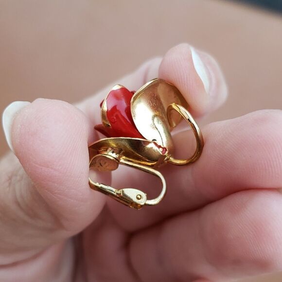 Vintage Set - Red Roses Clip Earrings and Brooch - Picture 10 of 14